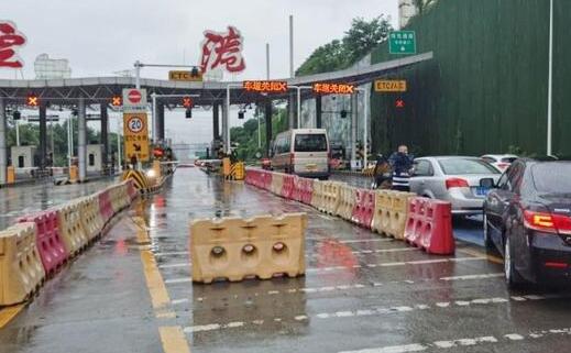 暴雨致綦万高速发生山体滑坡 目前相关路段双向交通管制