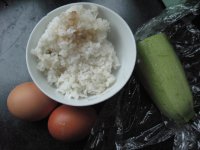 米饭蔬菜鸡蛋饼的做法步骤1