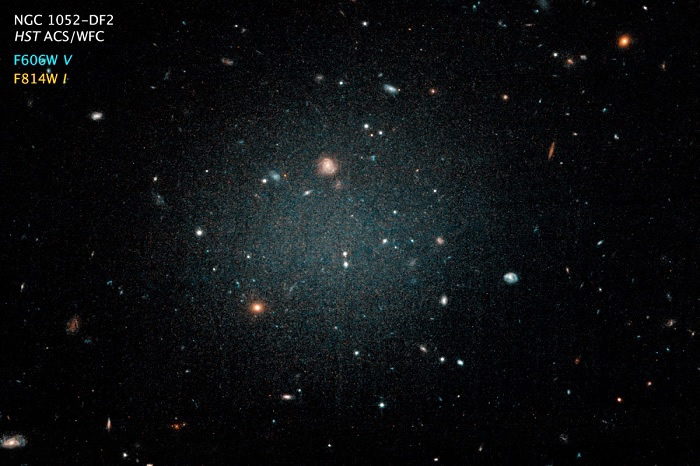 哈勃拍摄的NGC1052-DF2星系（来自：NASA / ESA / Pieter van Dokkum）