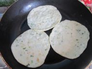 荠菜小饼卷肉丝的做法步骤6