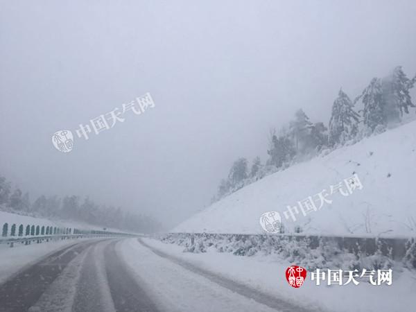 漠河迎来下半年首场雪  黑龙江未来三天迎大风降温天气