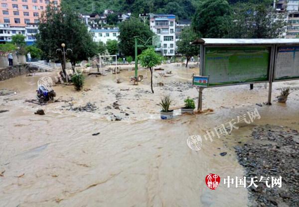 云南多地暴雨持续 水位上涨多处积水严重