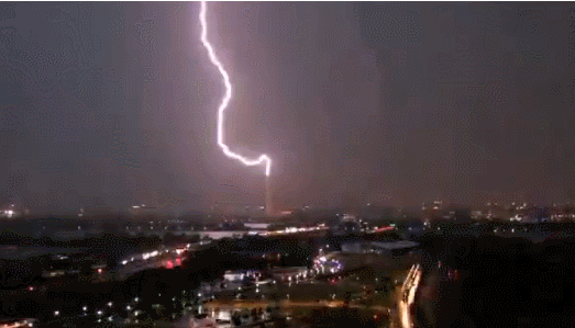 华盛顿纪念碑被闪电击中 网友:来自雷神托尔的祝福