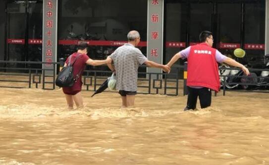 浙江衢州全市遭遇暴雨袭击 外卖小哥划着皮划艇“送餐”走红