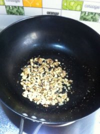 核桃海蜇拌菠菜的做法步骤5