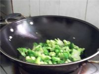 香肠炒西兰花的做法步骤6