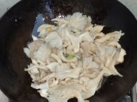 蘑菇炒木耳的做法步骤6