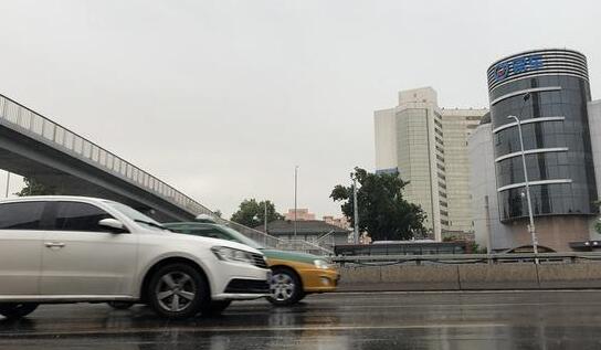山东雷雨交加最高温31℃左右 市民们外出注意防雨避雷