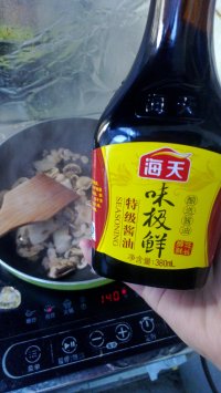 咸肉蘑菇炒面的做法步骤8
