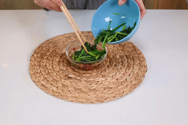 果仁菠菜的做法 果仁菠菜怎么做