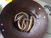 香煎泥鳅的做法步骤3