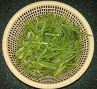 韭菜苔炒鸭心肝的做法步骤1