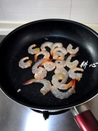 鲜虾炒意粉的做法步骤7