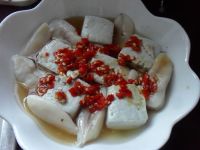 剁椒臭豆腐蒸目鱼蛋的做法步骤2