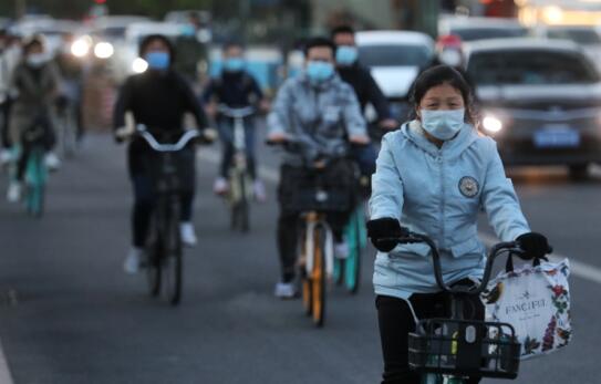 北京大风蓝色预警持续生效中 局地气温18℃体感干冷
