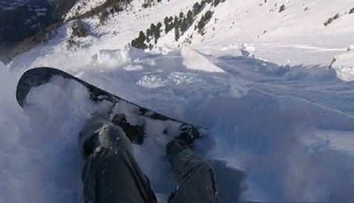 男孩滑雪遭遇雪崩是怎么回事 男孩滑雪遭遇雪崩结果如何