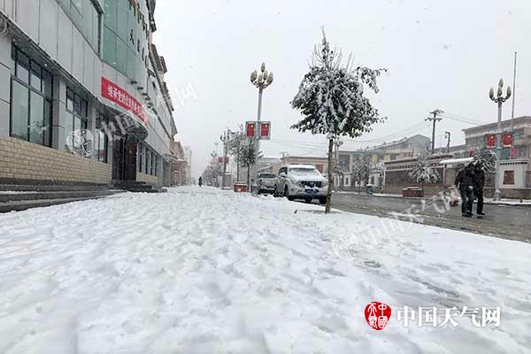 青海南部积雪致畜牧和交通受阻 未来两天仍有雨雪