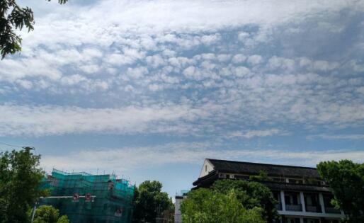 江苏降水渐止气温仅20℃出头 市民外出需注意及时补水