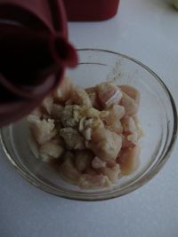 鸡丁炒泡菜的做法步骤1
