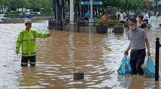 广东多地持续暴雨天气 路段积水严重外出需备好雨具