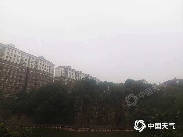 今起三天湖南降温降雨湿冷感加剧 湘北山区局地有雨夹雪