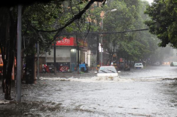 四川南充暴雨不断 致达成铁路晚点运行