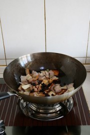 五花肉熏干干锅的做法步骤4