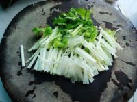 木耳香芹煲鲤鱼的做法步骤3