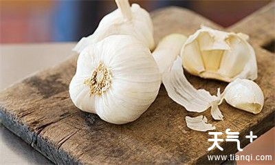 怎样快速的剥大蒜  如何快速剥去蒜皮