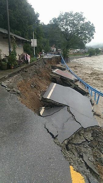 陕西安康多地遭遇汛灾近2万人转移 5人死亡4人失踪