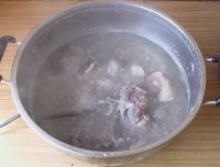茼蒿猪骨汤的做法步骤2