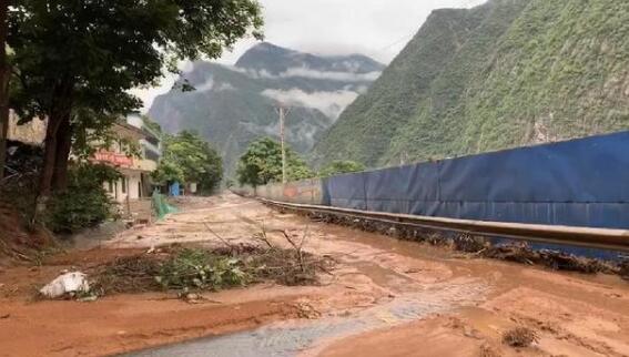 重庆国道319武隆段发生泥石流塌方 目前还在抢修下无法通行