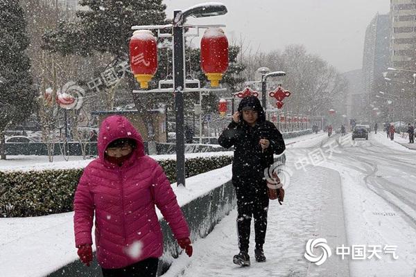 今天上午（12日）北京迎来了今冬第二场降雪，市区降雪明显，目前大部降雪仍在持续。降雪期间地面湿滑，北京交通受到一定程度的影响。（关禺 摄）_副本.jpg