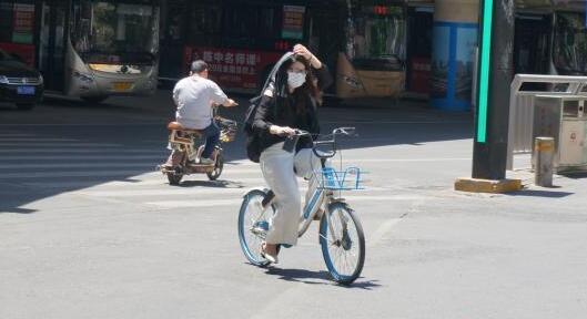 山东发布大风高森林火险双预警 五一各地晴热继续气温33℃