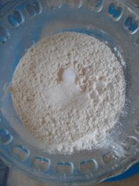 蘑菇火腿番茄披萨的做法步骤1