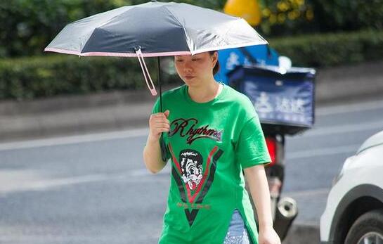 江苏发布高温黄色预警多地突破35℃ 大家出门要注意防暑防晒