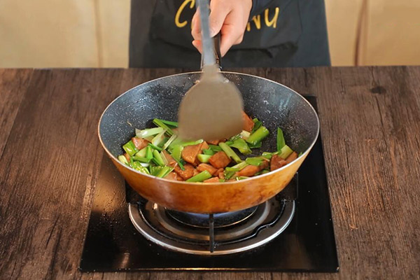 蒜苗炒午餐肉的做法 怎么做蒜苗炒午餐肉