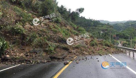 临海一路段发生因暴雨塌方 目前已进行道路封闭