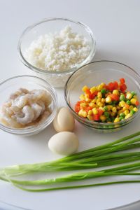 鲜虾炒饭的做法步骤1