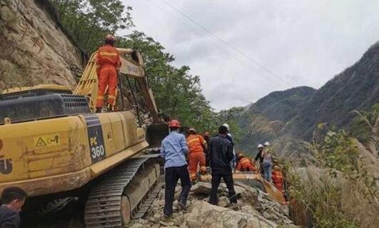 四川雅安一工地发生山体滑坡 交通中断1人受伤已送医