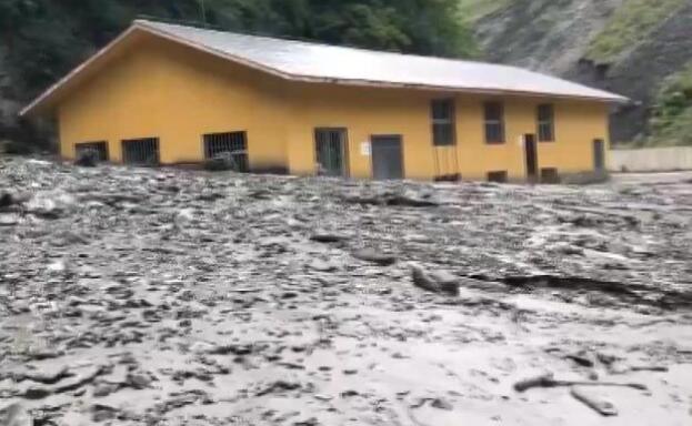 四川暴雨致交通道路被毁 境内山体滑坡严重
