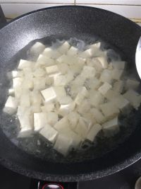 蟹肉烩豆腐的做法步骤2