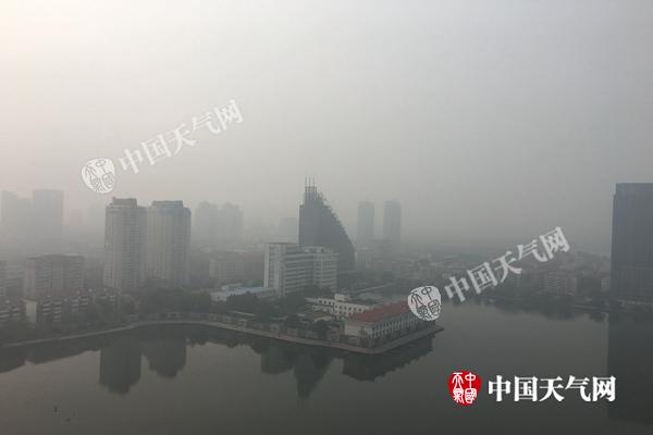 天津大雾致高速封闭航班延误 明天冷空气来袭大雾散气温降