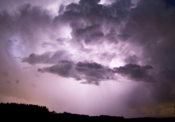 山东今部分地区雷雨伴8级大风 气温受其影响降至23℃左右
