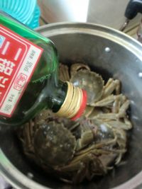 避风塘炒蟹的做法步骤1