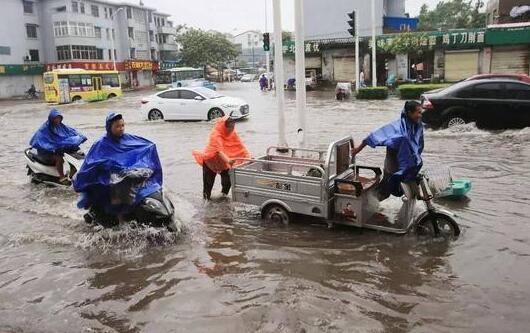 河南开封暴雨围城积水1米多  市内61条公交车停运高速路段关闭