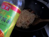洋葱火腿炒面的做法步骤9
