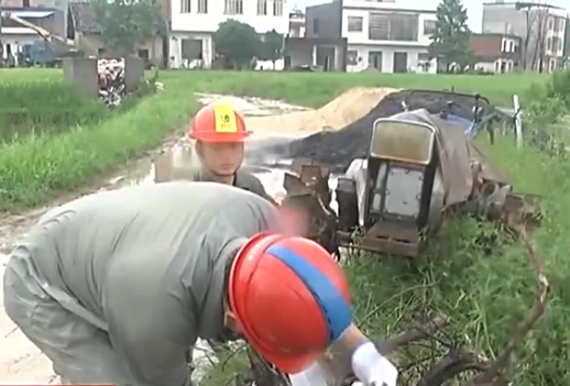 重庆开州因暴雨致电力设施受损  抢救道路面临困难