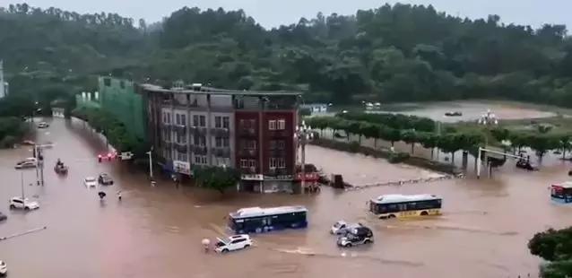 乐山大佛遭暴雨暂停接待游客 千佛岩景区万象亭被冲毁