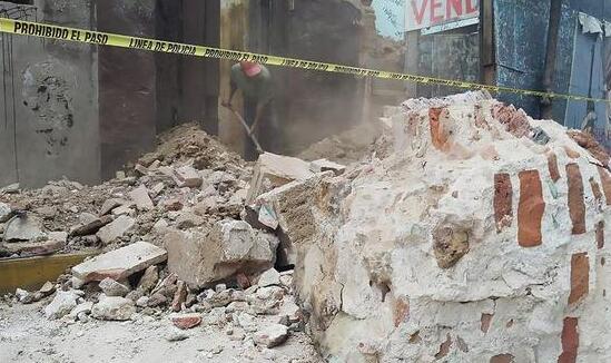 墨西哥7.5级地震后发生447次余震  地震感明显数千民众涌上街头避难